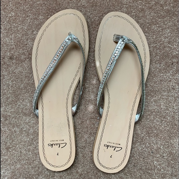 clarks silver flip flops